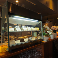 綺麗な店内で楽しむ、自家製パンと特別なスイーツ