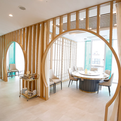 道頓堀を一望できる贅沢な個室で、最大16名様までお迎えいたします。美しい夜景を眺めながら、特別なひとときをお過ごしください。プライベート感溢れる空間は、ビジネスミーティングや大切な人とのお食事、各種ご宴会にも最適です。