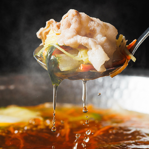 厳選した宮古島No.1あぐー豚を使った究極お鍋.こだわり抜いた2種類の特製お出汁と共に