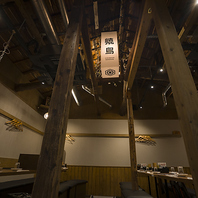 2階に上がると見えるオリジナル灯籠と季節の生花