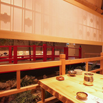 店内は全掘りごたつ個室。庭園を望めるお部屋もあります。ご予約はお早めに…。