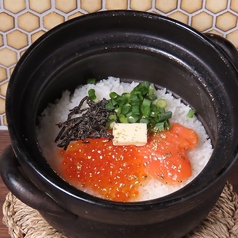 サーモンといくらの金箔土鍋ご飯