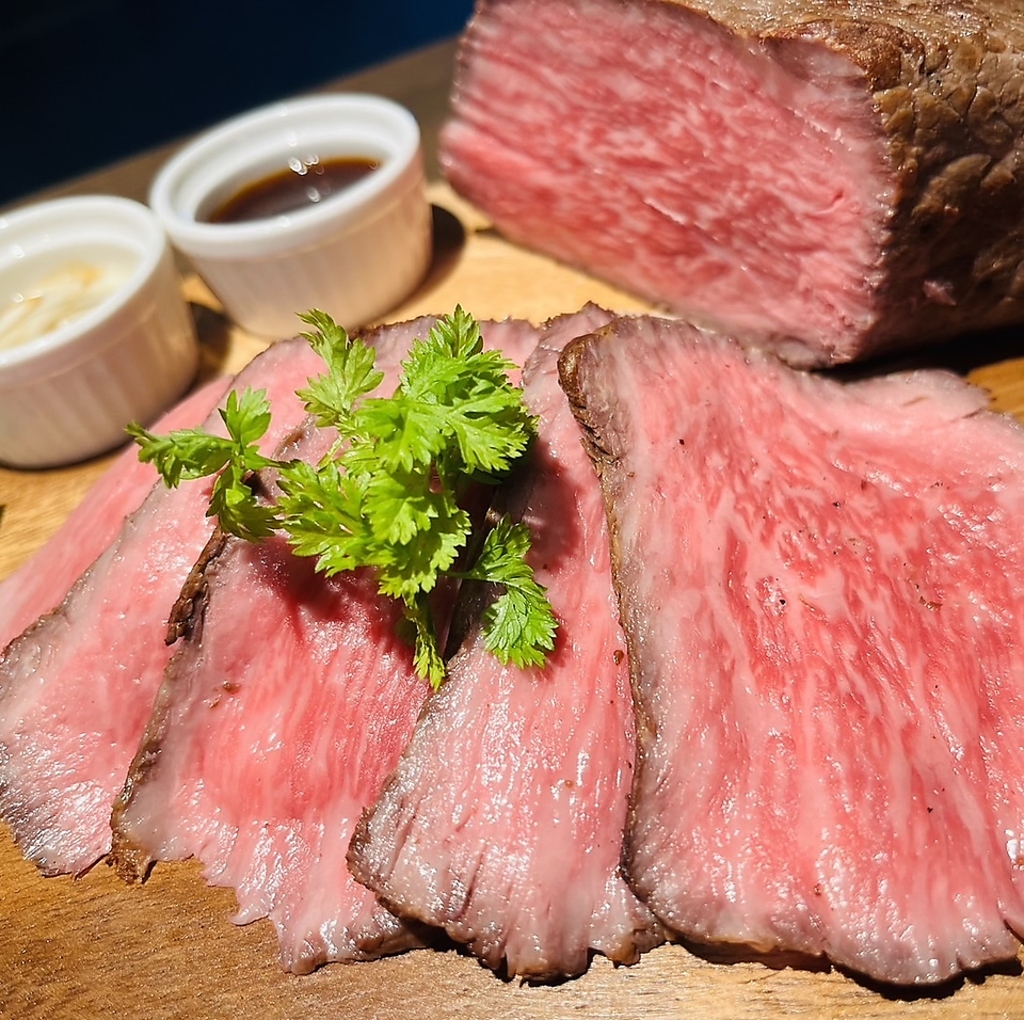 カメラ越しに伝わる、艶と香り。黒毛和牛のとろけるロースト。