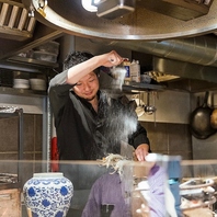目の前で火入れ！ライブ感あふれる囲炉裏の原始焼き◎