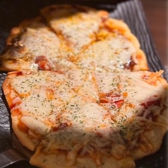 北海道でっかい手作りナンピザ～カレー＆トマトソースのハーフ＆ハーフ～