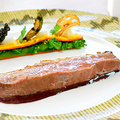 料理メニュー写真 鴨胸肉のロースト 赤ワインソース