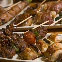 地鶏ももや野菜巻から和牛下がりまで豊富な串の種類！