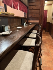 カウンター席は全8席分ご用意しております。