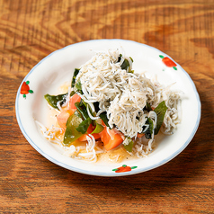 冷やしトマトのどっさりしらすがけ