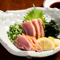 産地直送の地鶏を使った鮮度抜群の鶏刺です。