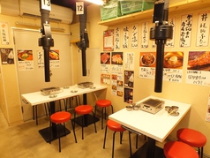 お席のご予約は承っております！様々な飲み会シーンやお食事にご対応致します♪店内に広がるお肉の香りが食欲を増します！いつもとは違った空間でのお食事をお愉しみくださいませ！