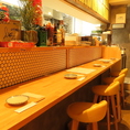 カウンター席の用意もございます◎落ち着いた雰囲気の中、楽しい時間を過ごせる空間が広がっています☆ 昭和レトロを感じる内装で静岡駅から徒歩10分の立地に移転オープンした当店では、お１人様のご来店も喜んで承っております。気軽にお求めください♪カウンター席にあるコンセントはご自由に使っていただけます♪