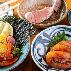 【美容と健康にも◎創作居酒屋】サーモンユッケや珍しいトッポキなどシェフ自慢の創作料理の数々の写真