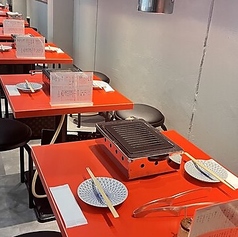 グループ利用に最適な広々としたテーブル席は、貸切で最大24名様までご利用いただけます。各種宴会やお集まりなど、周りを気にせずゆったりとお過ごしいただけます。大人数でのご利用にぴったりです。