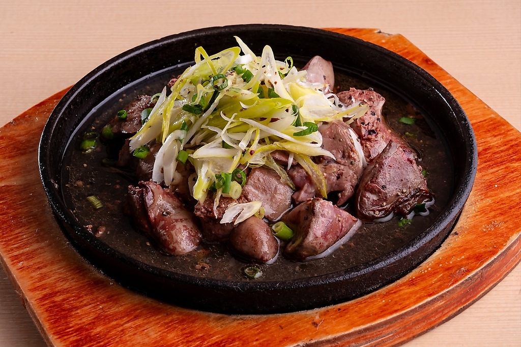大山どりのレバねぎは、タレと新鮮なネギが絶妙に絡み、口の中でとろける旨味が堪能できる一品です。