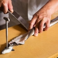 【捌き】仕入れたうなぎは、しっかり泥抜きをします。専用の江戸裂き包丁を使い、捌いていきます。藤う那は、関東風の「背開き」。身の外側を厚くするため、崩れにくく、形良い焼き上がりとなります。