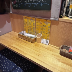 温かみのある木目調のカウンター席。お一人様や軽い食事に最適で、料理を間近で楽しめるライブ感が魅力です。