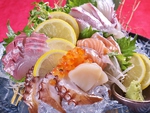 盛り付けにもこだわった新鮮鮮魚の刺し盛りもご用意！