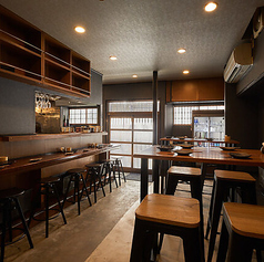 モダンで落ち着いた雰囲気の店内は一歩足を踏み入れるとホッと落ち着く空間が広がっています。カウンター席での少人数飲みから、最大20名様までの貸切飲み会まで様々なシーンでご利用いただけます。