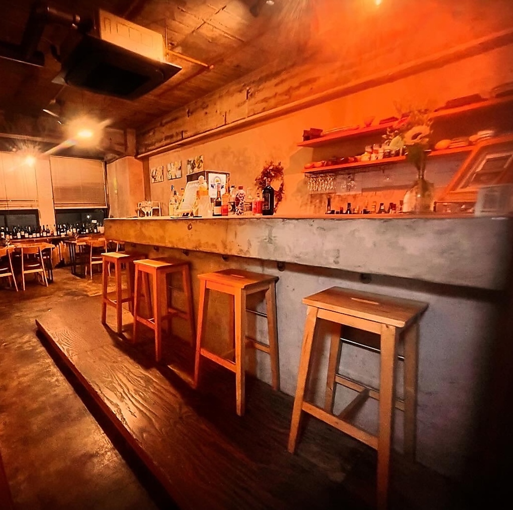 店主自ら作った店内は温もりを感じられるシンプルな店内。お気軽にお立ち寄りください…♪
