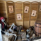 海賊の秘密基地をイメージした店内装飾も！フォトスポットとしてお楽しみいただけます。