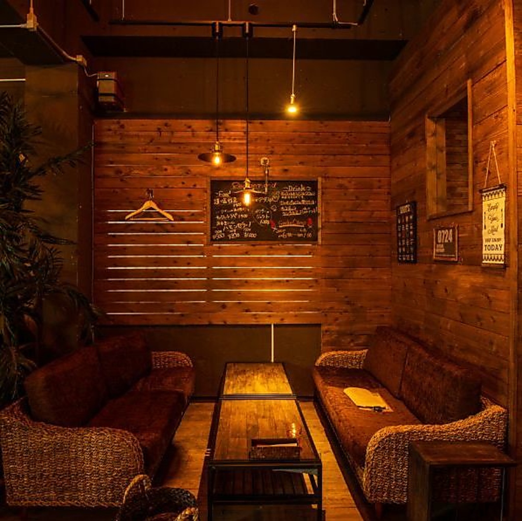 デザイナーズ空間のオシャレな店内。SNSで自慢したり仲の良いご友人を誘いたくなる魅力があります♪