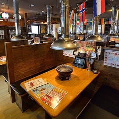【BOXテーブル席/~4名様まで】仲間との飲み会に♪プライベートな時間をゆったりと。「今から焼肉に行こう!」と思い立った急な宴会にも最適な、4名様用のBOX席をご用意!隣席との間隔を広く確保しているため、周囲を気にせずお喋りに花を咲かせ、プライベートな時間を心ゆくまでお過ごしいただけます♪