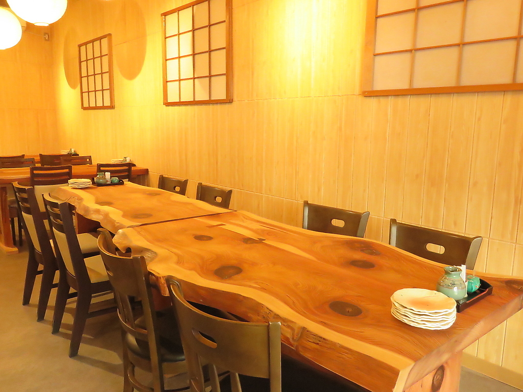 店内は木目調で落ち着いた雰囲気♪家族連れや女子会などにも。利用人数に合わせてご案内いたします☆