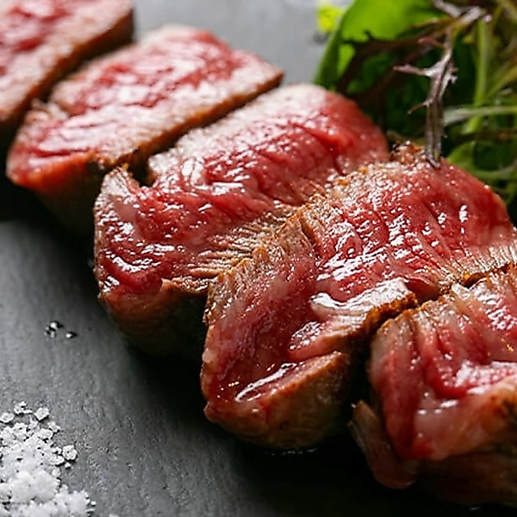 『Zushio』のメイン料理はシェアスタイルでご提供。肩ひじをはらず、和気あいあいと楽しみましょう！