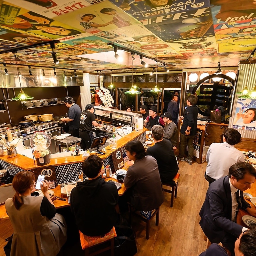 広々としたレトロな雰囲気の店内でお食事をお楽しみください！