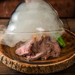 見た目にも華やかな燻製！桜・ウィスキーオーク・リンゴのチップを食材に合わせて選んでいます☆