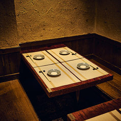 多数の個室をご用意する当店。接待や会食、記念日のお食事など少人数利用に最適な4名様個室。ご友人とのお食事や女子会に最適な5名様、6名様個室。店内の内装は和の空間を肌で感じることができる情緒溢れる空間です。仲間内の飲み会やお仕事の打ち上げなどにご利用いただける15名様個室もございます♪