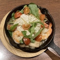 料理メニュー写真&nbsp;海老と舞茸、カマンベールチーズのアヒージョ