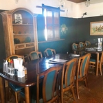 アメリカ西部のような内装は気分もアガる♪おしゃれなインテリアは料理と一緒に写真映えバッチリ！