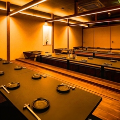 【足元ゆったり！プライベートな掘りごたつ個室】周りを気にせず寛げる完全個室の掘りごたつ席です。靴を脱いで足を伸ばせるため、長時間のご宴会も楽々。木目と障子風の壁が落ち着いた和の雰囲気を演出し、大切な方との食事や、会社のご宴会に最適です。ゆったりとお過ごしください。