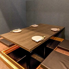 《掘りごたつ2～4名様用》2名様からのご利用可能ですので一度お問い合わせ是非。各種宴会コース、単品料理に飲み放題プラン、お席のみご予約お待ちしております☆☆2～6,7～12,13～24,25～50名様各種完全個室有り。最大90名様宴会可能です☆