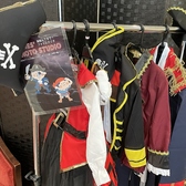 「海賊になりきって記念写真★コスプレフォトコーナー」店舗入り口に海賊コスプレアイテムを取り揃えています。衣装や小物を使って、本格的な海賊に変身し、楽しい記念写真を撮影しましょう！思い出に残るひとときをお楽しみください。