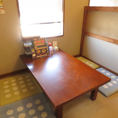 足元も寛げる4名様用のお座敷席。ゆったりとリラックスしながら過ごせるので、友人や家族など、少人数でのご利用に最適。お子様の様子も見やすいので、小さなお子様連れでのお食事にもオススメです！