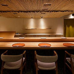 ごゆっくりとお過ごしいただけるカウンター席を10席ご用意いたしております。お隣との距離も程よく取っておりますのでくつろいでお過ごしいただけます。大切な方とのお食事などに是非ご利用ください。