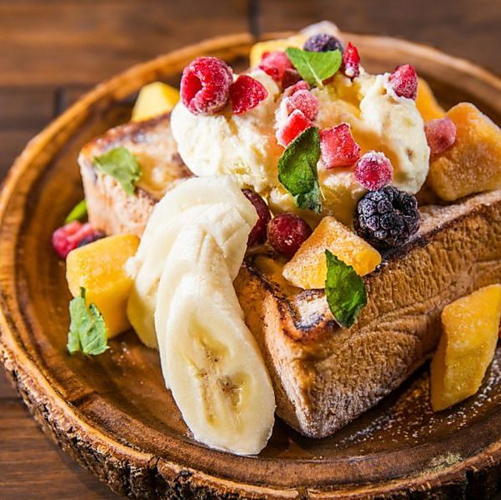 ボリューム満点で色鮮やか！写真映えするスイーツも人気です♪女子会やお食事の〆は別腹、是非！