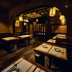 4名様から20名様までご利用いただける、お席もご用意♪暖かみのある照明が語らいと特別な空間を演出致します。プライベートな空間でご宴会をするよりも、にぎやかな空間でのご宴会を希望の方におススメのお席となっております♪少人数宴会にはおススメのお席となっておりますので是非ご利用くださいませ♪