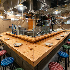 【東梅田駅から徒歩5分】全14席の"白米花"は、貸切も可能です。着席時には最大13名様、立食時には最大15名様までご利用いただけます。東梅田駅から徒歩5分の好立地で、プライベートな集まりやご宴会にぴったりです。心温まる空間で、素敵なひとときをお過ごしください。