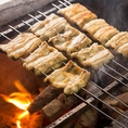【焼き】焼きは博多風の「地焼き」。串を打ったうなぎは、丸々1尾を蒸さずにそのまま、強火の遠火でじっくりと焼き、「こなし」を入れることにより、皮目はパリッと、身はふんわりと仕上がります。