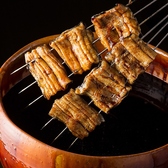 【タレ】うなぎの脂に負けない、さっぱりキレのあるタレが、うなぎの旨味を引き立てます。独特の香ばしさと、つぎたしによって熟成されたタレの旨味をまとい、藤う那の蒲焼きが完成します。