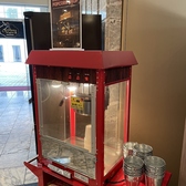 「ボーンズくんのポップコーン屋さん」では、海賊ビアガーデンの雰囲気にぴったりの美味しいポップコーンをご用意！食べ始めたら止まらない絶品スナックで、ビールやお酒との相性も抜群です。楽しいひとときを彩る特別な空間に、ぜひお立ち寄りください！