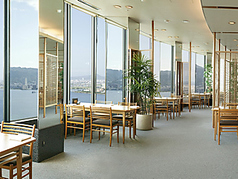 琵琶湖畔に佇む、38階136メートルの超高層ホテル「びわ湖大津プリンスホテル」の36階に「和食 清水」はございます。店内は大きなガラス窓から美しい琵琶湖の景色を眺める最高のロケーション。上質な空間と、ホテルならではの心を込めたおもてなしでゆったりとお寛ぎ頂けます。