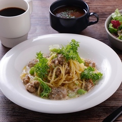 黒豚のサルシッチャとわさび菜のペッパークリームパスタ