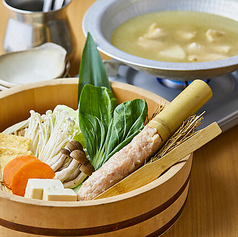 【博多名物】4時間以上煮込んだ濃厚スープを堪能できる「博多水炊き」をご用意◎の写真