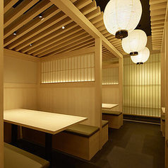 和モダンな雰囲気の店内には、様々な人数に対応可能なテーブル席をご用意しております。ご家族やご友人との食事、会社での飲み会など、幅広いシーンでご利用いただけます。ゆったりとした配置で、寛ぎながらお食事をお楽しみください。