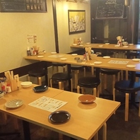 【広々とした店内にはテーブル席をご用意しております】